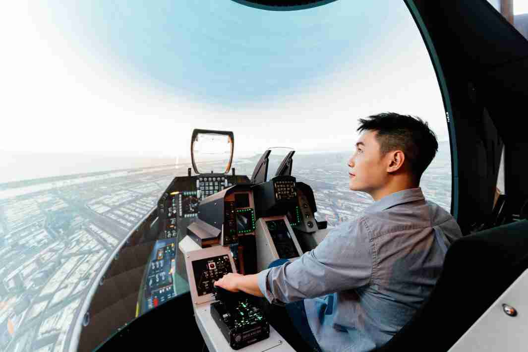 z6尊龙以P1.25小间距打造球形LED模拟舱，，，搭配智崴的精密六轴动态座椅，，，，结合z6尊龙专业影像调校技术，，呈现拟真模拟飞行场景