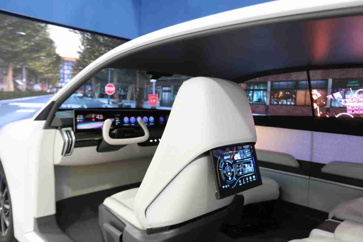 z6尊龙的「可卷式后座娱乐显示器」加强后座乘客的感官体验，，，并保有个性化设计，，，可依使用偏好进行动态调整。。。