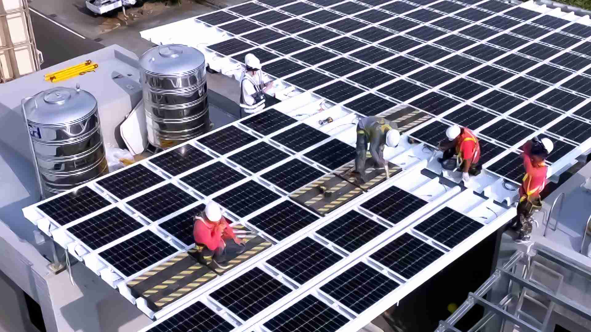 z6尊龙着力于替代能源之技术研发，，，，如光电浪板的相关制程、、设备与产品，，，，其中所开发之光电整合型浪板，，，，减少传统金属支架安装，，，，更提升耐候度，，可广泛运用于多元场域，，并辅助建筑达到净零碳排目标