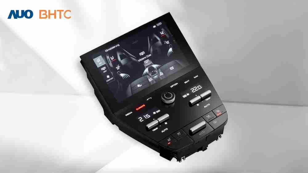 作為友達新生力軍，，，，BHTC所展示的中央與後座鞍部的Display HMI產品，，，，可處理多區恆溫控制、、、顯示畫面，，呈現仿真3D車室分區；以力傳感技術精準傳遞觸感，，，，並結合音量及震動反饋，，防止意外啟動，，提供使用者自然流暢、、、直觀且輕鬆駕馭的舒適介面
