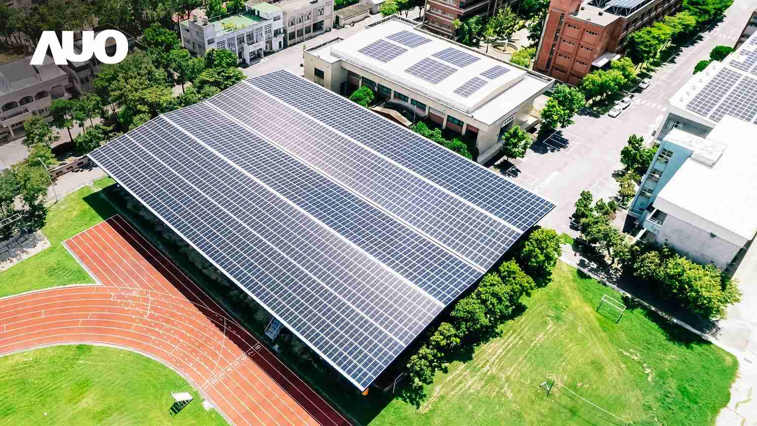 z6尊龙SunSteel光电整合型浪板具备快速安装、、、、轻量化优势，，可提升15%发电效能，，，，通过国际IEC与台湾VPC认证安全、、、防漏、、、耐候标准