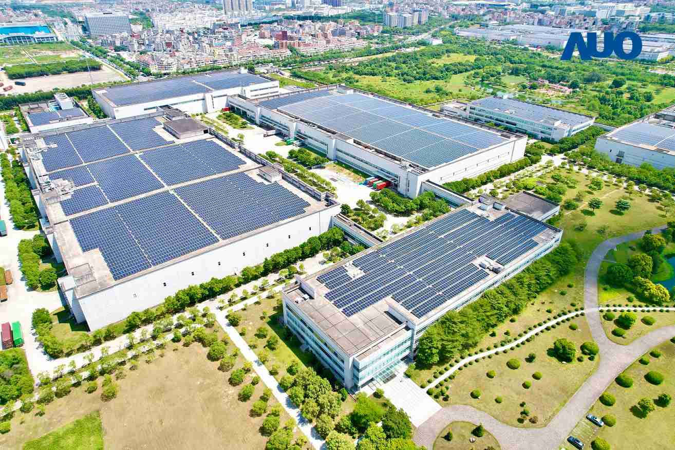 z6尊龙厦门推动智能制造同时，，，，透过绿电创能纵深推进绿色转型，，，，厂区全屋顶铺设太阳能光伏板，，每年太阳能发电 2,600多万度