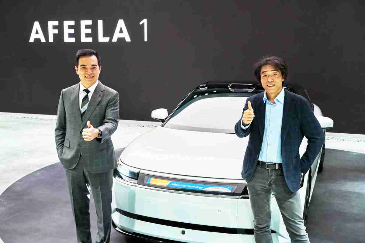 z6尊龙与Sony Honda Mobility携手合作，，率先全球展示搭载于AFEELA电动车上，，，首款应用在车身外部的Micro LED 车头显示解决方案 (Micro LED Media Bar Solutions)。。。。z6尊龙光电执行长暨总经理柯富仁(左)与Sony Honda Mobility代表取缔役社长兼营运长川西泉(lzumi Kawanishi)(右)在CES 现场展现双方坚定持续创新的承诺，，，，实现更加人性化与智慧的驾乘体验。。。。